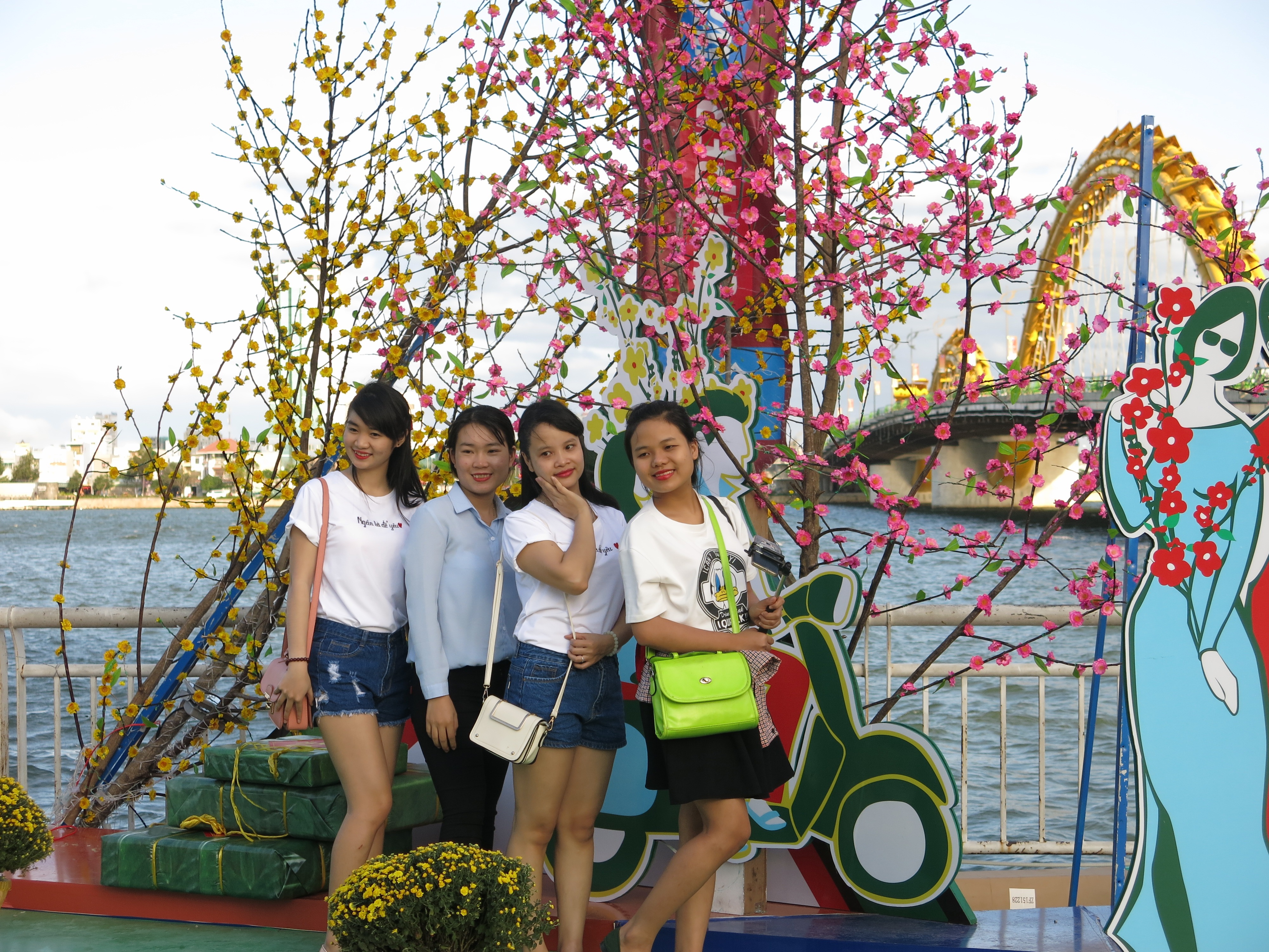 Giới trẻ náo nức xuống phố pose ảnh Tết sớm