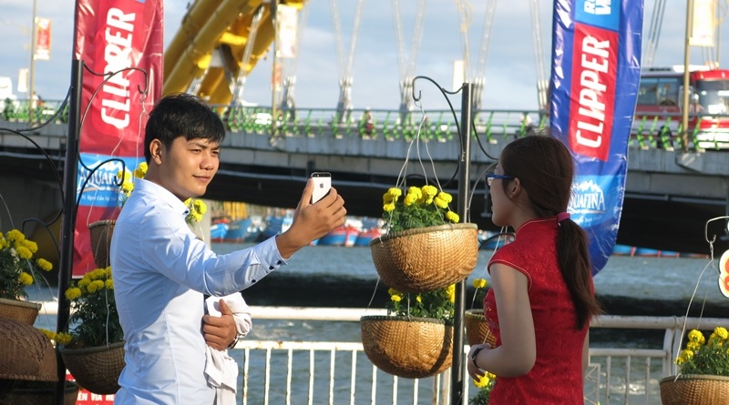 Giới trẻ Đà thành "khoe" ảnh Tết sớm với đường hoa xuân - 4