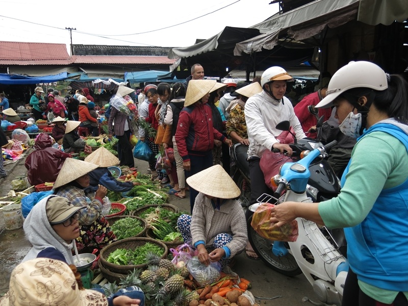 Càng cận Tết, chợ trung tâm phố cổ Hội An càng tấp nập người mua, kẻ bán