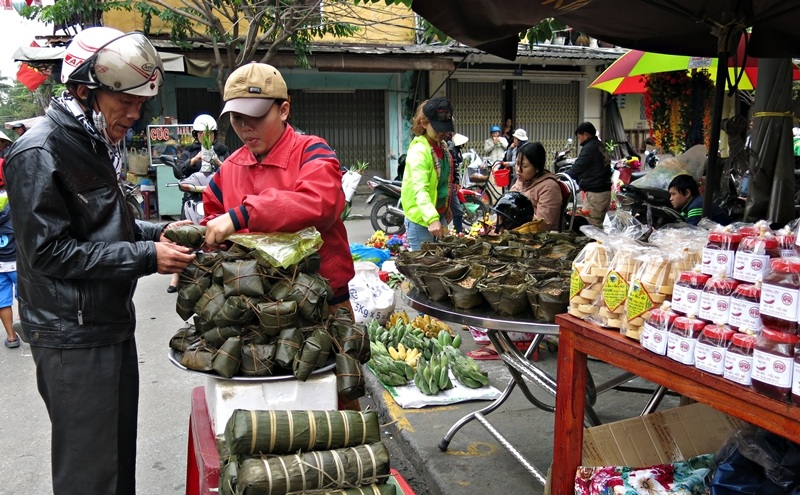 Những món tươi, ngon đặc sản của địa phương đổ về chợ trong những ngày giáp Tết