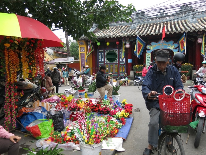 Du khách hào hứng dạo chợ Tết Hội An - 9