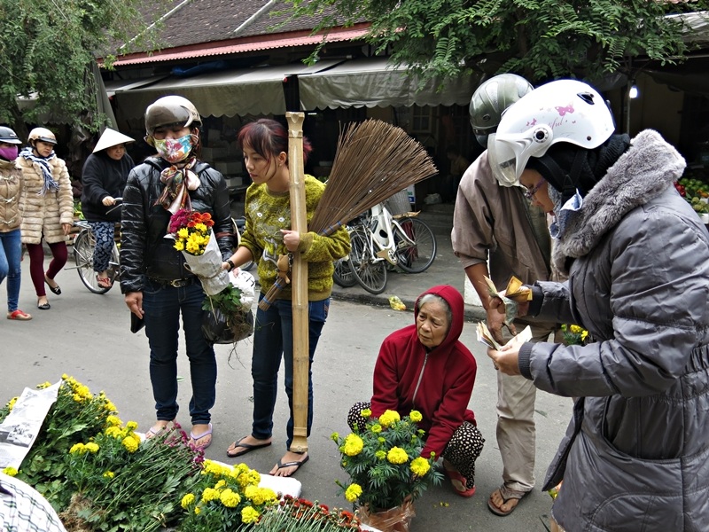 Du khách hào hứng dạo chợ Tết Hội An - 10
