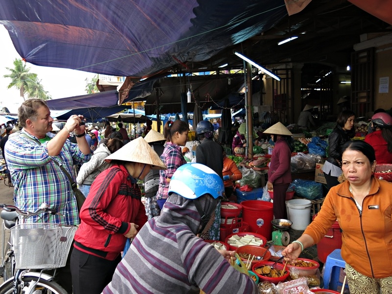 Trải nghiệm và không quên chụp ảnh ghi lại hình ảnh chợ Tết đông vui ở Hội An