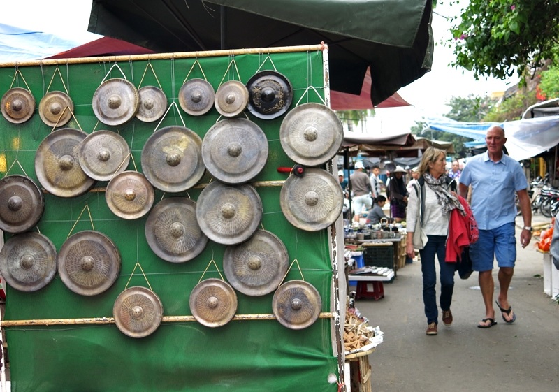 Du khách rủ nhau về dạo chợ Tết Hội An