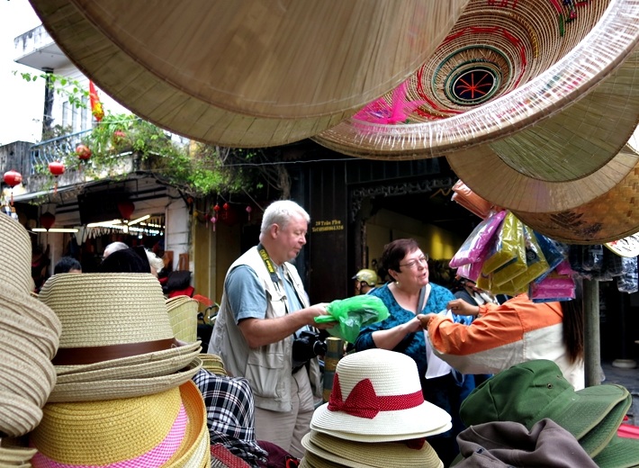 Nhiều du khách cũng rộn ràng mua sắm