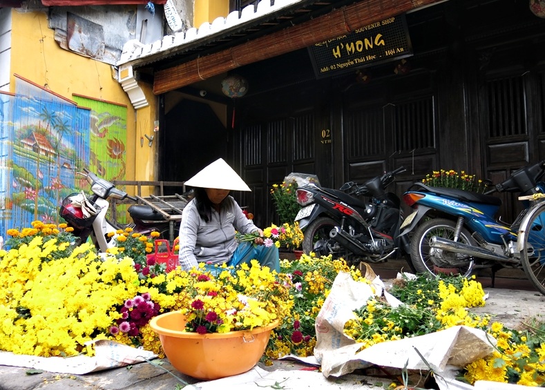 Du khách hào hứng dạo chợ Tết Hội An - 4