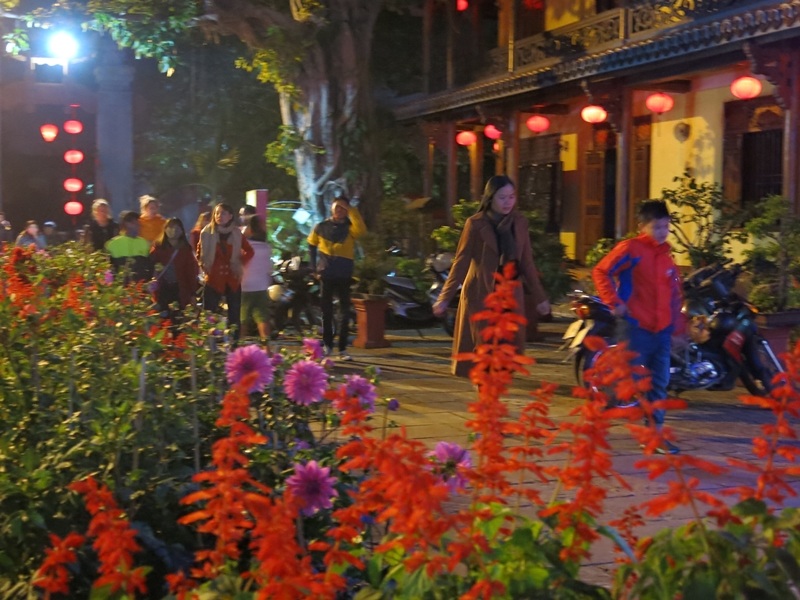 Không gian tràn sắc xuân ở khuôn viên của Pháp Bảo - chùa Tỉnh Hội Phật giáo của Quảng Nam