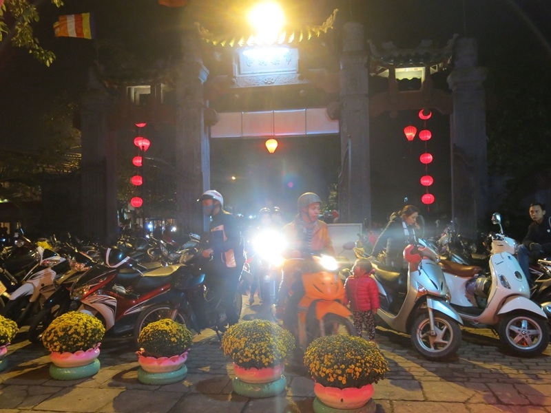 Sau thời khắc giao thừa, người xe đổ về chùa cầu an, xin lộc đầu năm mới