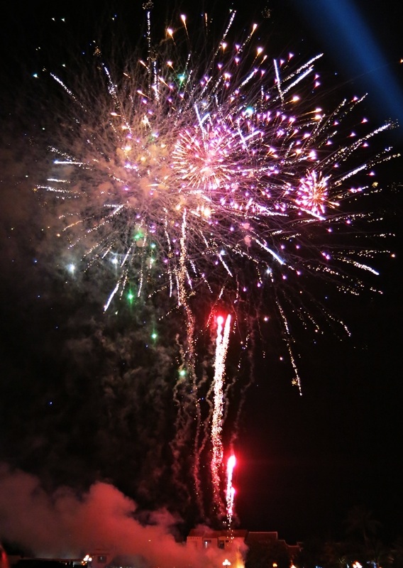 Pháo hoa bừng sáng ở Quảng trường Sông Hoài, Hội An