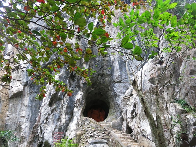 Lối vào động Vân Thông