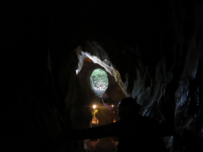 Đường lên đỉnh động Vân Thông có những đoạn nhỏ hẹp thử thách du khách