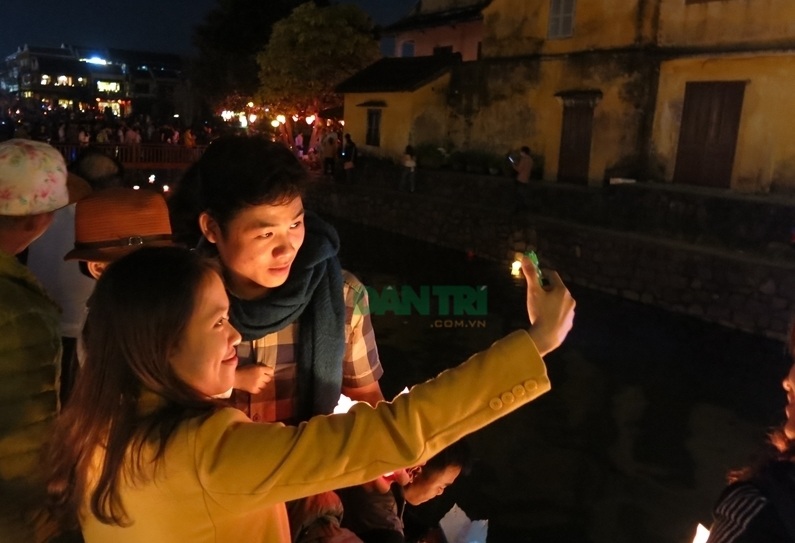 Ghi ảnh kỷ niệm đêm phố cổ ở Hội An