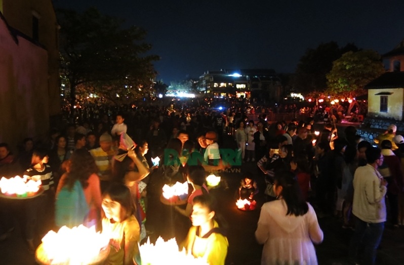 Khắp phố đông kín người trong đêm rằm 14 tháng Giêng ở Hội An
