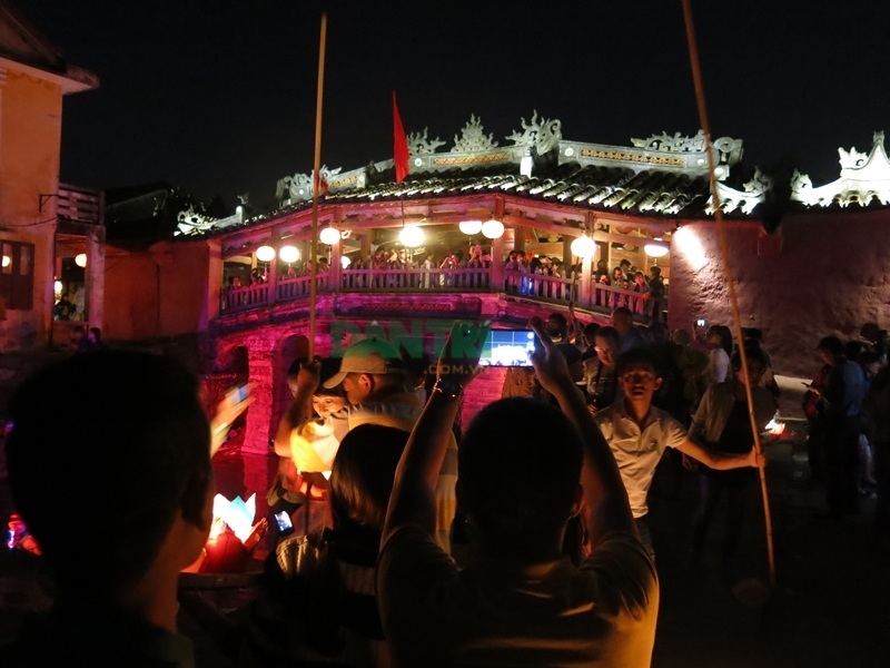 Phố cổ Hội An đông kín người trong đêm rằm tháng Giêng - 2