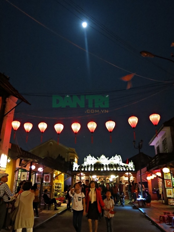 Không giang đêm rằm tháng Giêng ở phố cổ Hội An