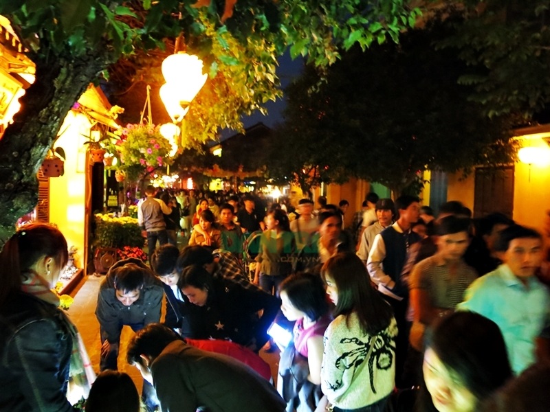 Phố cổ Hội An đông kín người trong đêm rằm tháng Giêng - 3