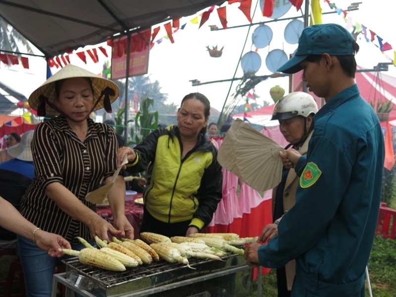 Tự tay chế biến món ngon từ đặc sản bắp nếp Cẩm Nam
