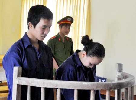 Hào Anh được trả tự do ngay tại tòa - 1 Nguyễn Hào Anh và Phan Duy Thảo trước vành móng ngựa