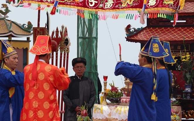Phần nghi lễ thường do những người cao tuổi, có uy tín trong vùng đảm nhiệm