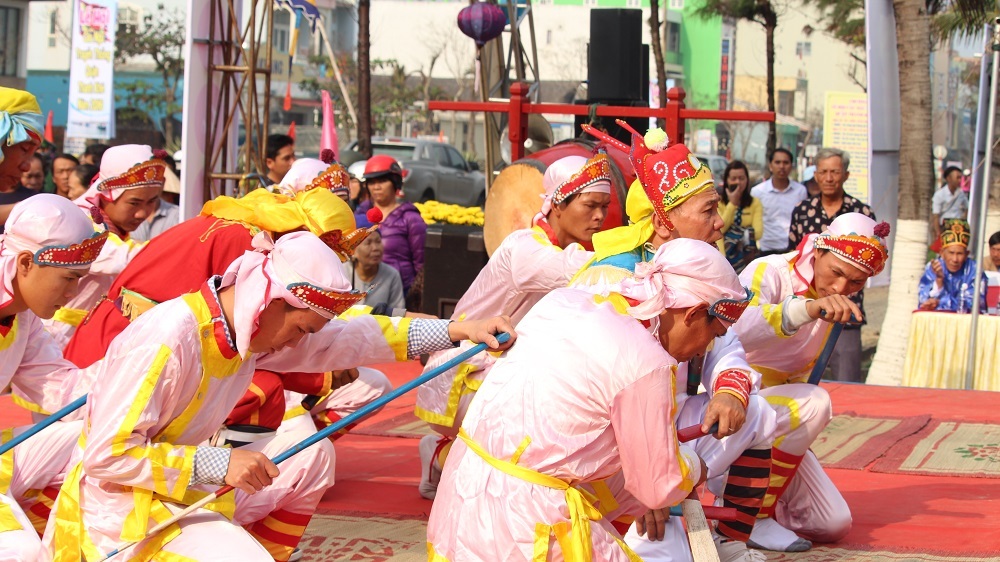 Hình thức múa hát đặc trưng của “Lễ hội cầu ngư” là múa hát bả trạo, với các động tác chèo thuyền thể hiện tình đoàn kết, mong muốn vượt qua giông bão, sóng nước trên biển