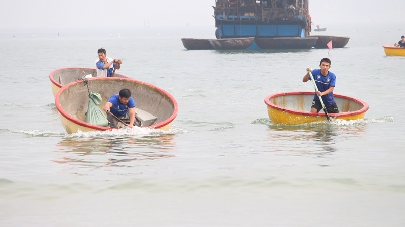 Đua ngoáy thuyền thúng là hình thức sinh hoạt thể thao tiêu biểu của ngư dân