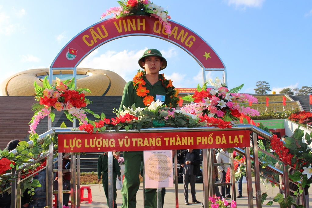 Tân binh bước qua cầu vinh quang