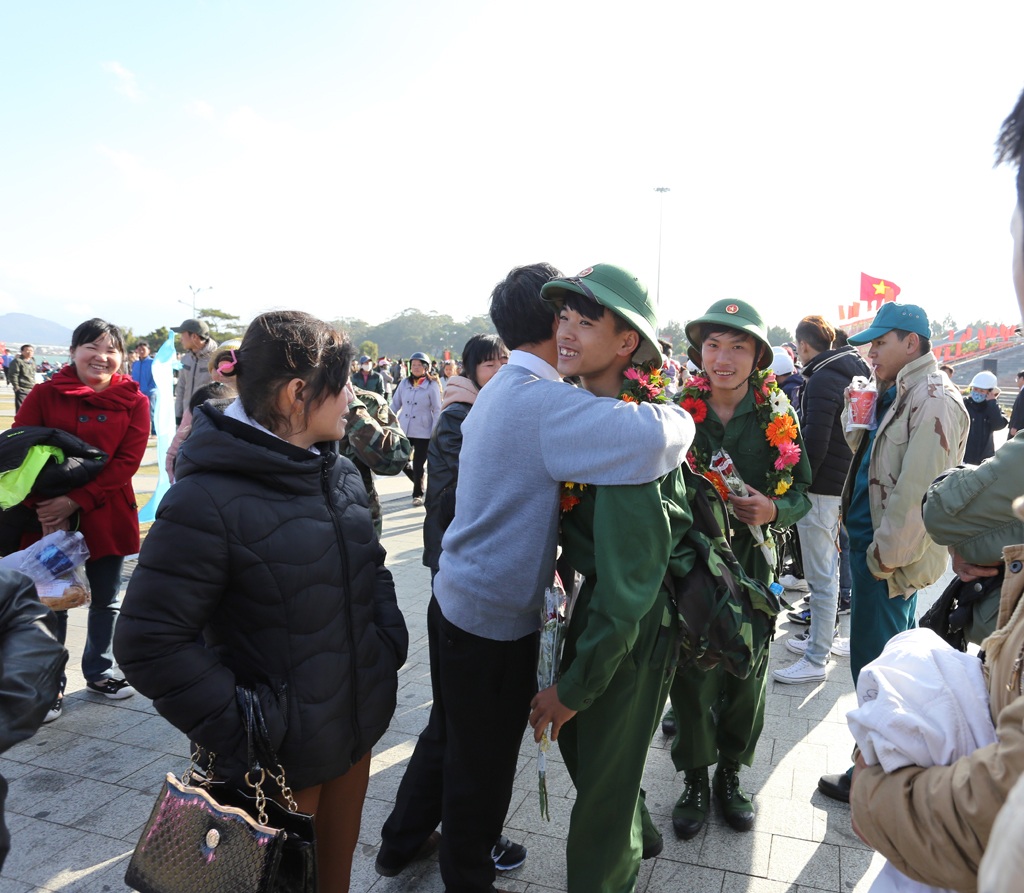 Phút chia tay bịn rịn lưu luyến của gia đình tân binh