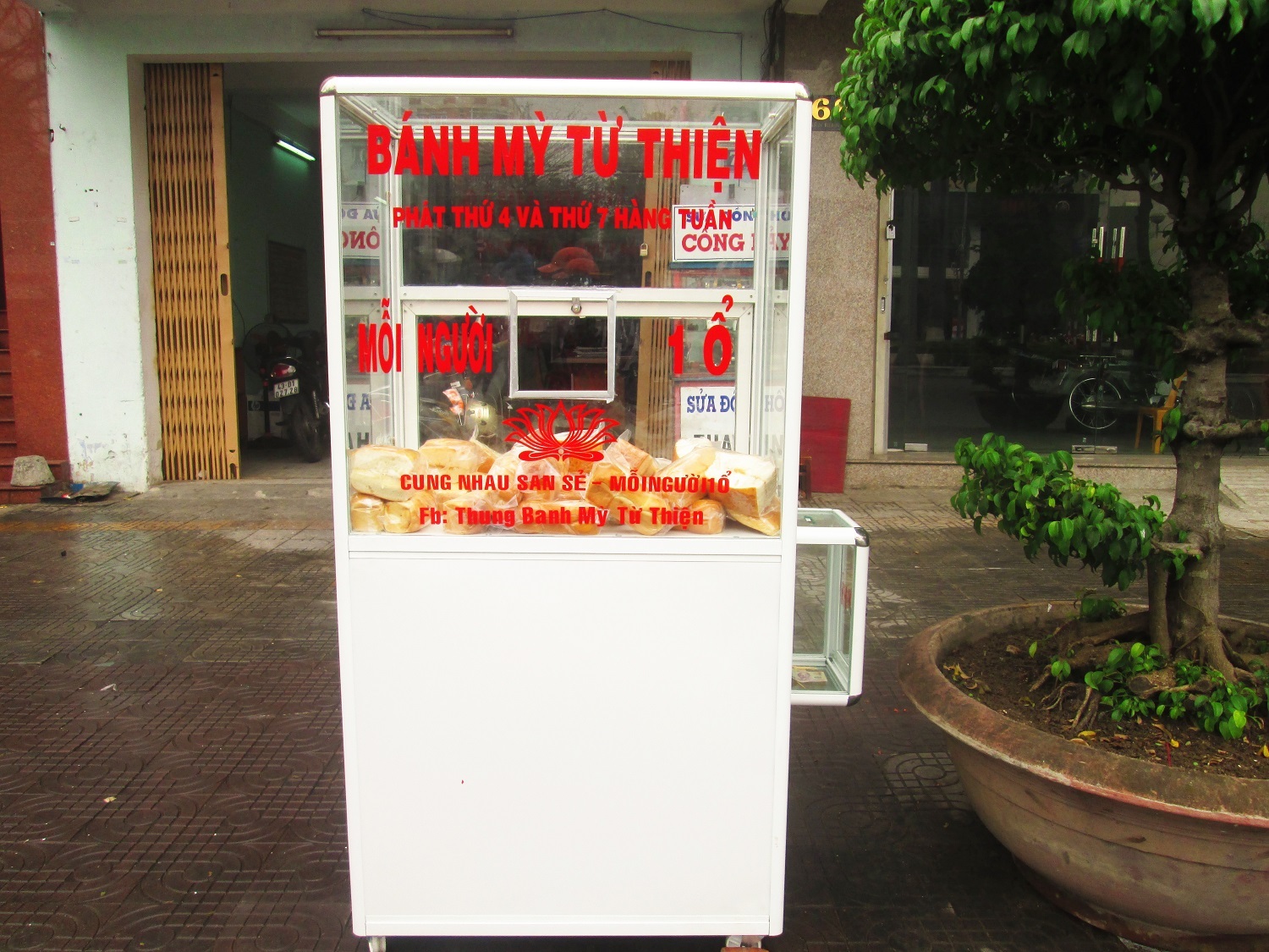 
Sau một thời gian ngắn, Đà Nẵng có thêm 1 tủ bánh mì từ thiện dành cho người nghèo tại số 70 Điện Biên Phủ
