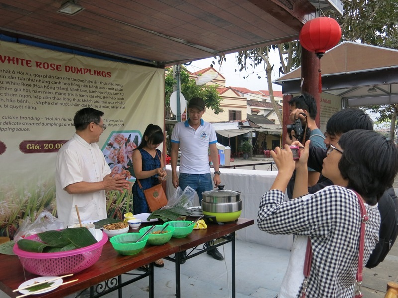 Du khách hào hứng ghi hình các không gian trình diễn nghề làm bánh truyền thống ở Hội An