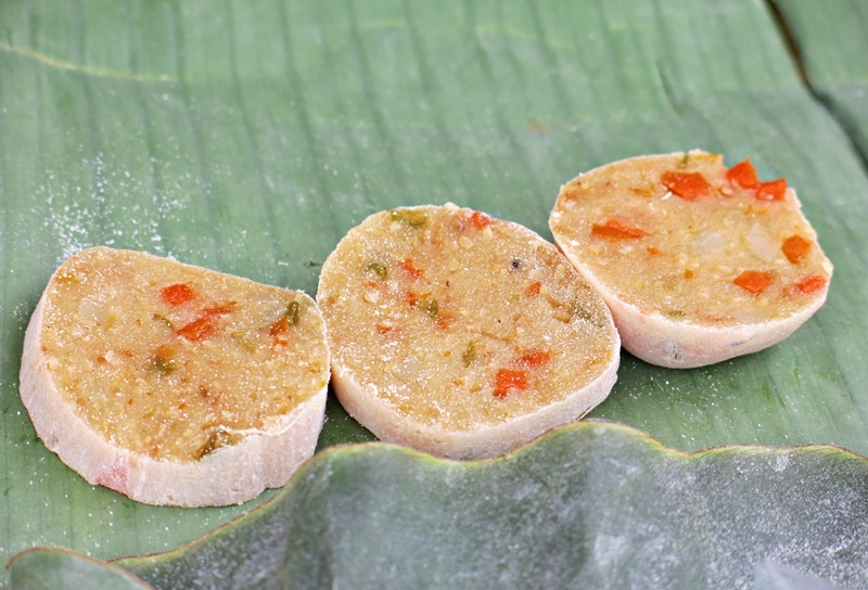 Bánh da: Cách thức chế biến bánh không quá phức tạp nhưng đòi hỏi sự tinh tế trong phối trộn. Người thợ trộn đều bột gạo, bột năng với đường cát trắng và điểm xuyết thêm cà rốt, dừa...