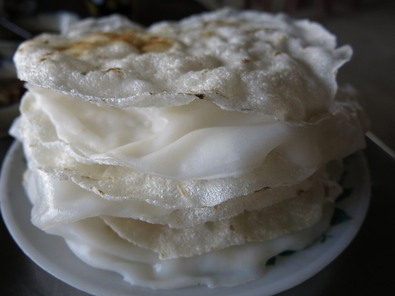 Bánh đập: Dùng tay đập nhẹ lên bánh để thưởng thức, vì thế có tên là bánh đập; để bánh ướt và khô dính lại với nhau rồi chấm với hỗn hợp nguyên liệu nước mắm cái pha loãng với đường, băm nhuyễn, dầu và hành phi vừa tới, có thể thêm một ít tương ướt tùy theo khẩu vị.