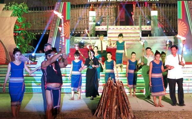 Nghi thức tiếp lửa truyền thống trong lễ hội ở Tây Nguyên