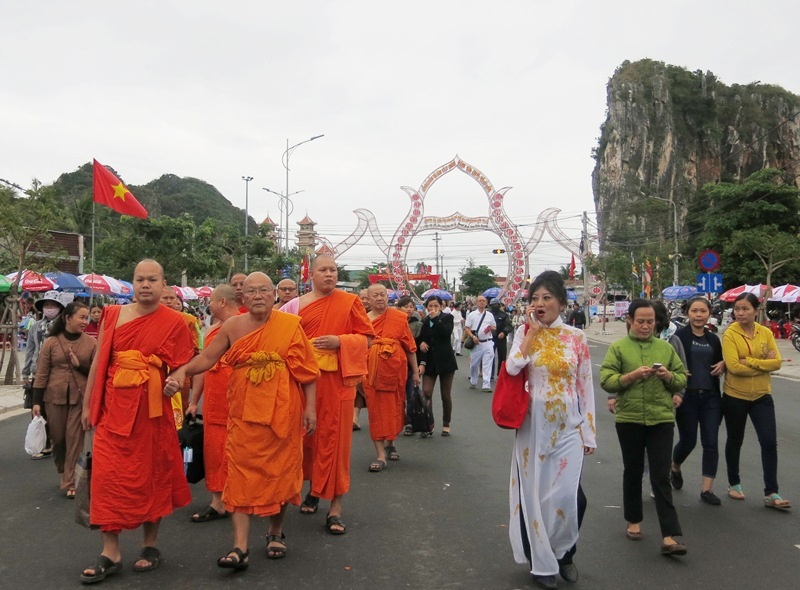 Cao tăng,Phật tử, du khách khắp nơi về lễ hội Quán Thế Âm