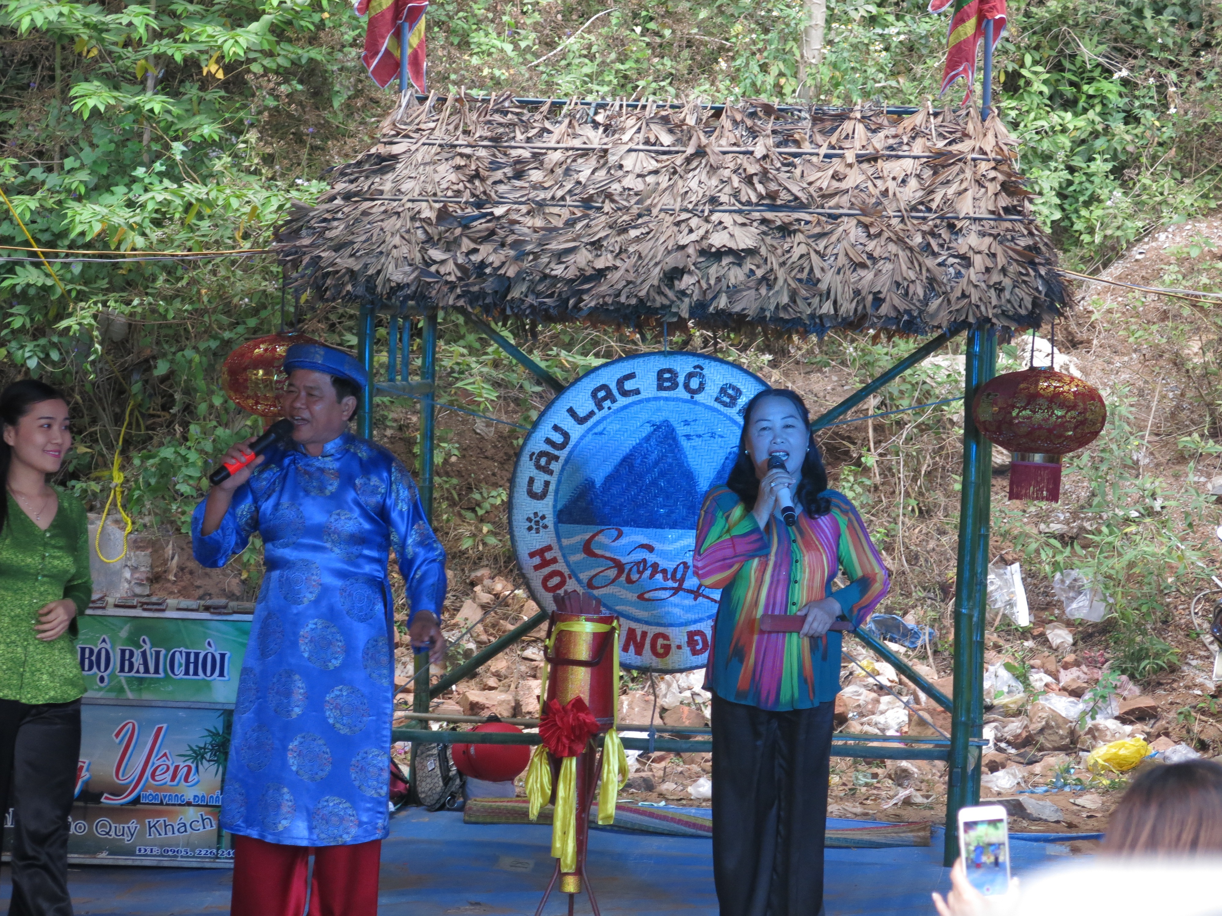 Sau phần lễ, người dân và du khách tham gia phần hội với nhiều hoạt động phong phú