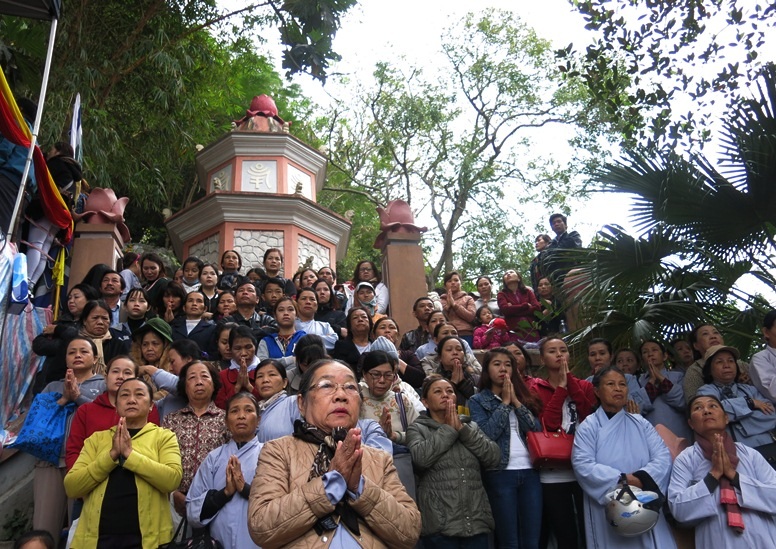 Phật tử thành kính lễ Phật hướng tới những điều tốt đẹp trong cuộc sống
