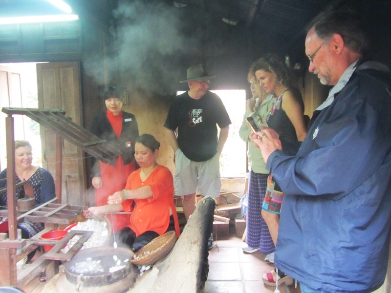 Du khách trải nghiệm và ghi hình các công đoạn dệt lụa truyền thống xứ Quảng