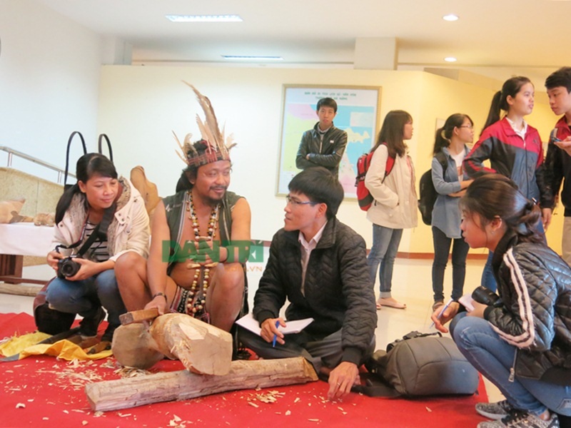 Nghề điêu khắc gỗ của đồng bào Cơ Tu thu hút nhiều người tìm hiểu