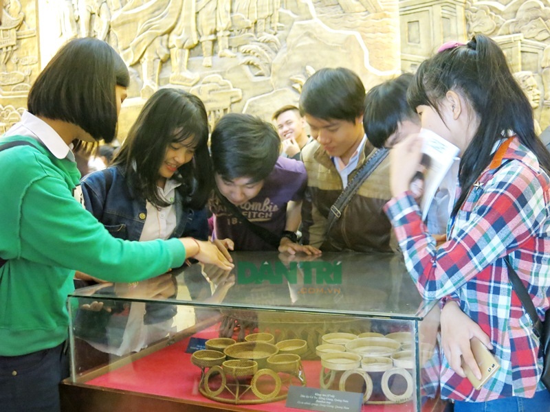 Người Cơ Tu mang thổ cẩm, rượu cần xuống phố - 1