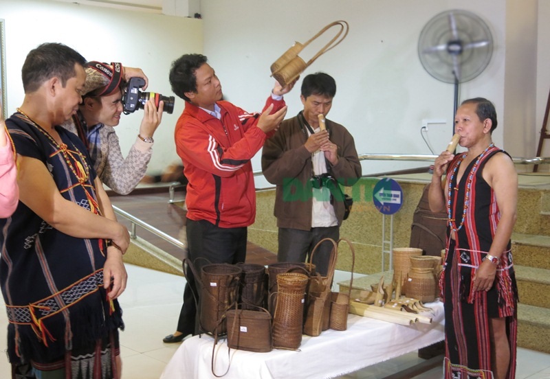 Nghệ nhân Cơ Tu trình diễn các nhạc cụ truyền thống của đồng bào mình