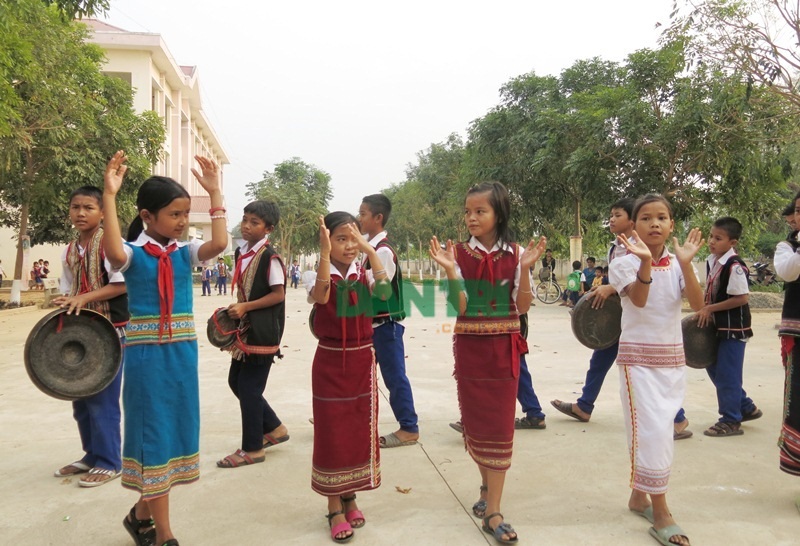 Học trò biểu diễn cồng chiêng, múa xoang trong sân trường - 1