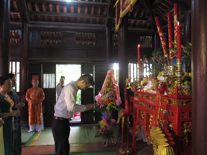 Dâng lễ thành kính tưởng nhớ tổ tiên đã lập nên làng