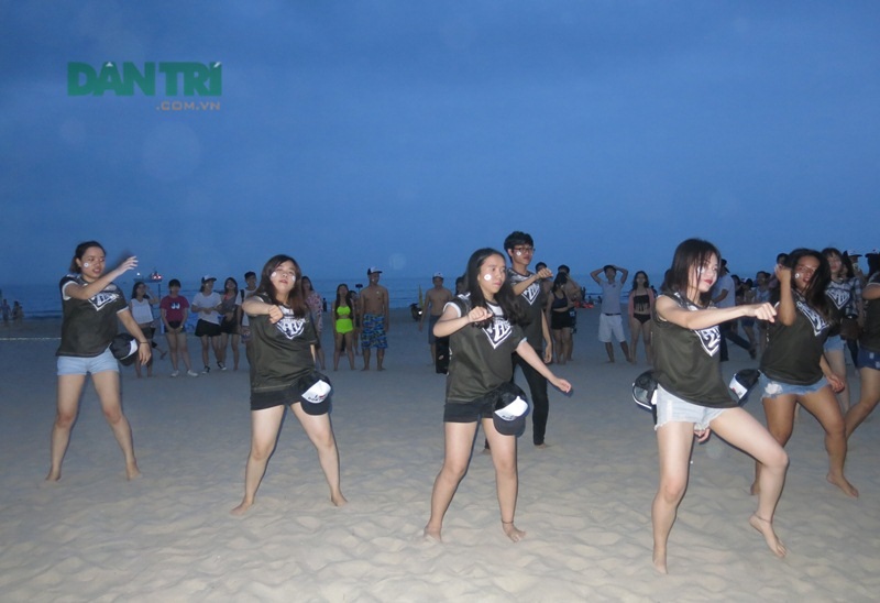 Các nhóm múa cũng tham gia trình diễn trên bãi biển Đà Nẵng chiều tối 29/4