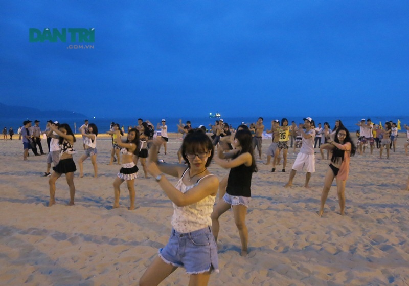 Xem trình diễn flashmob khởi động mùa du lịch biển 2016 - 2