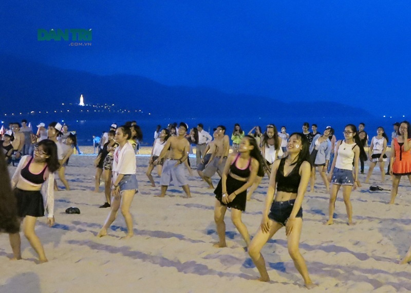 Xem trình diễn flashmob khởi động mùa du lịch biển 2016 - 1