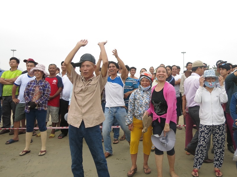 Người dân và du khách nhiệt tình cổ vũ các cuộc thi của bà con ngư dân vùng biển Đà Nẵng