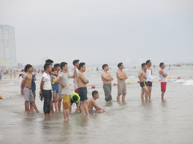 Du khách dõi theo cuộc đua của các ngư dân ngoài biển