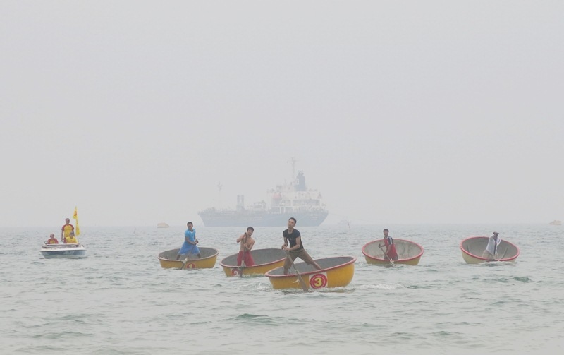 Màn đua thuyền thúng thu hút ngư dân 7 phường biển ở Đà Nẵng tham gia