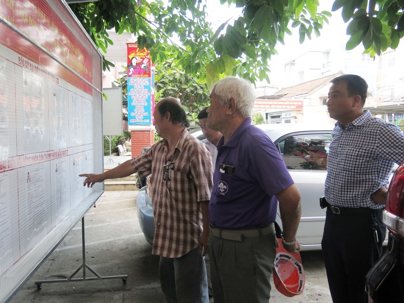 Các cử tri tìm hiểu lý lịch ứng viên đại biểu Hội đồng nhân dân TP Đà Nẵng nhiệm kỳ 2016-2021 niêm yết tại phường Vĩnh Trung (Q. Thanh Khê, Đà Nẵng)