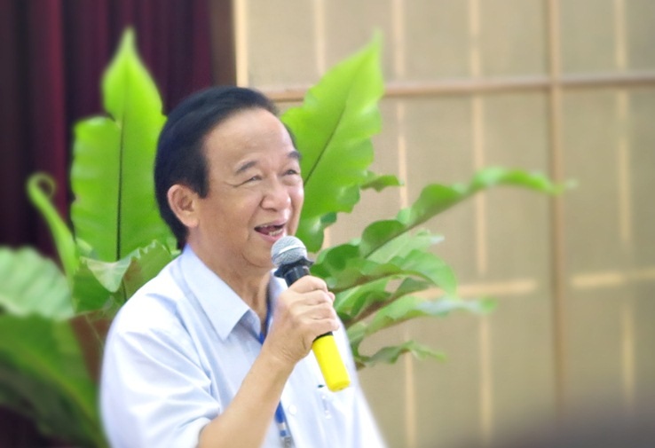 GS.Nguyễn Lân Dũng chia sẻ những vấn đề cần được quan tâm trước khi trình bày báo cáo khoa học tại Hội nghị