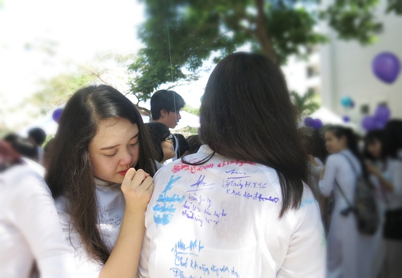 Nước mắt học trò chia tay bạn bè ngày cuối cùng trong sân trường phổ thông